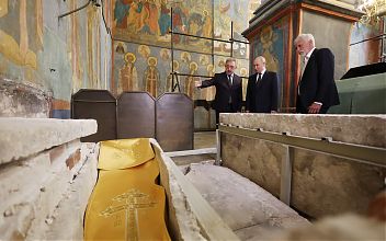 Путин совершил личное поклонение мощам Дмитрия Донского 