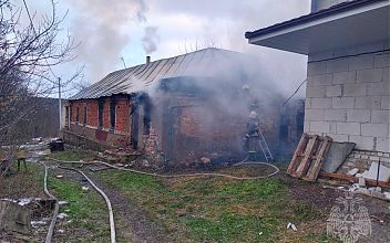 3 отделения МЧС тушили горящий жилой дом в селе под Липецком