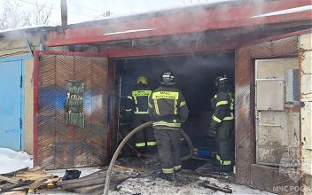 Горящий гараж в Липецке тушили 2 пожарных расчета