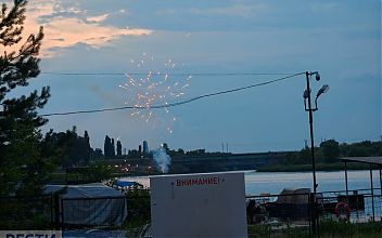 Штраф до 50 тысяч рублей: жители Грязей пожаловались на запуск салюта на пляже